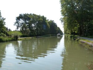 Le canal latéral à la Garonne à Valence d'Agen, balade le long de la voie verte